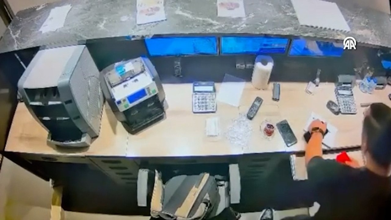 Çalıştığı döviz bürosundan elektrik kesintisi sırasında 300 tam altın çalan şüpheli yakalandı