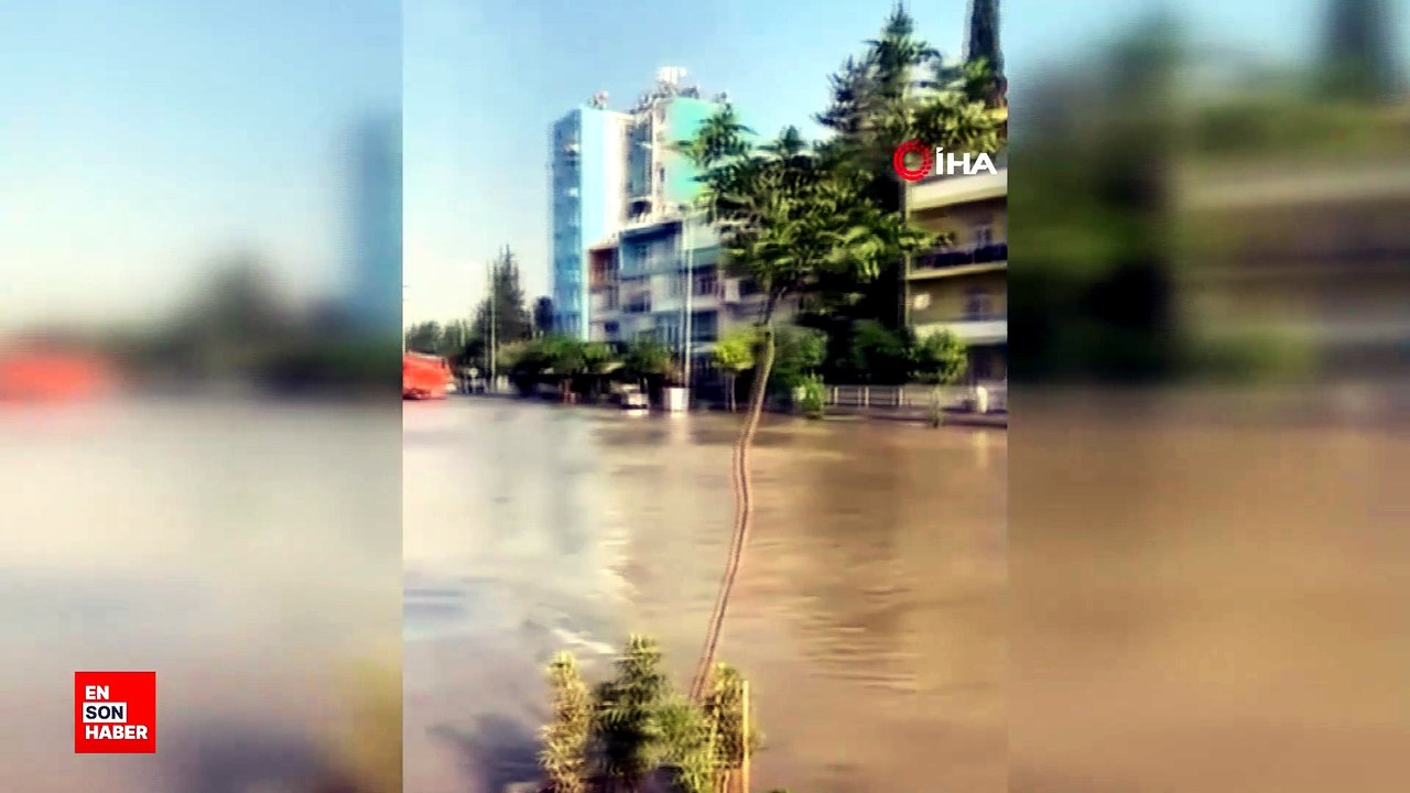 Adana'da su borusu patladı, yollar göl oldu