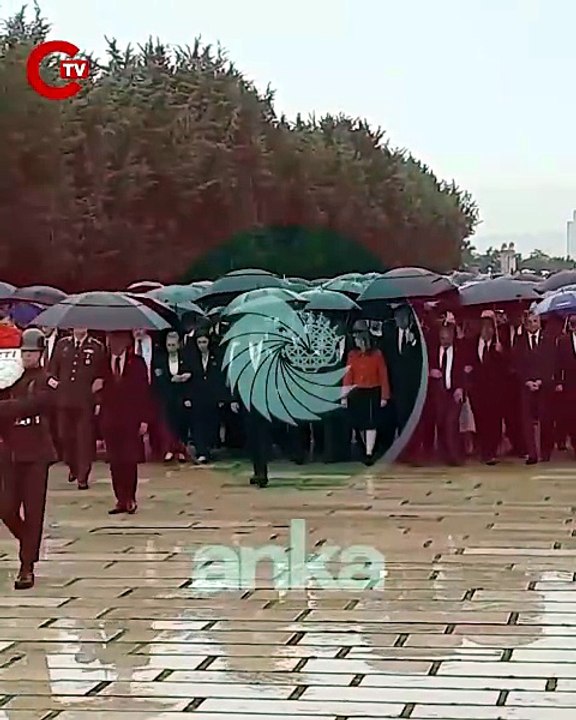 YENİ Parti Genel Başkanı Özgür Özel ve beraberindeki Kurucular Kurulu, Anıtkabir'i ziyaret etti