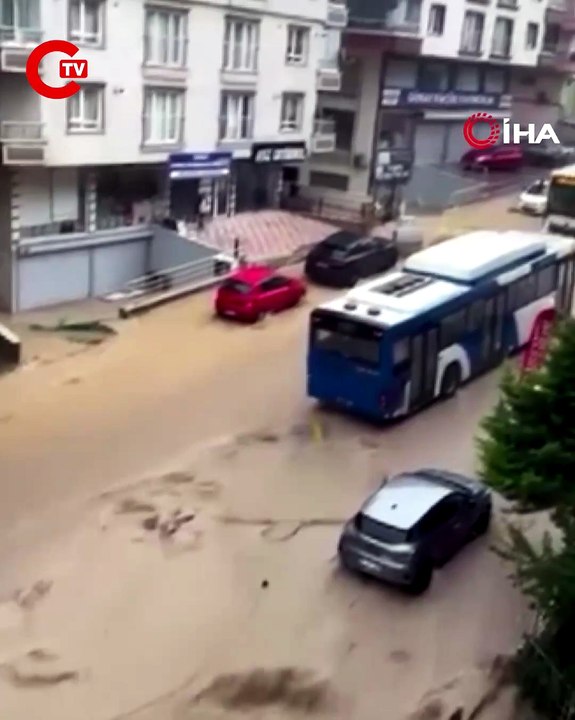 Ankara'da sağanak sele neden oldu; araçlar sürüklendi