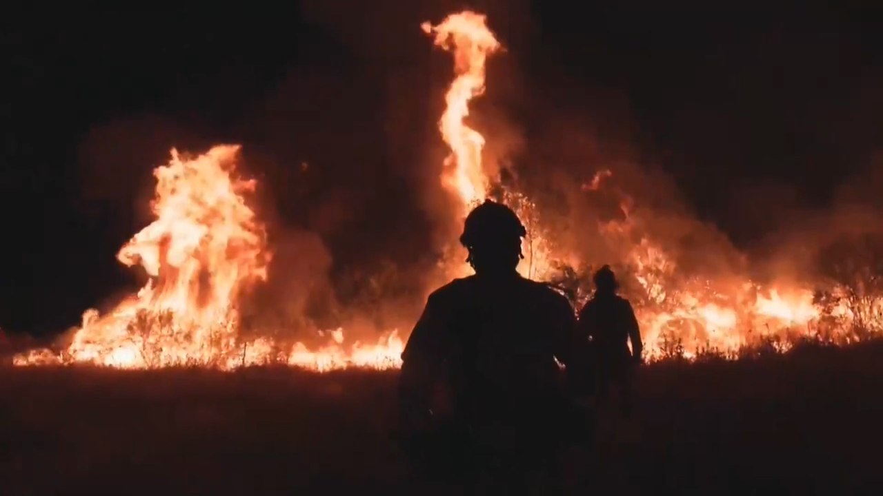 Bajada de intensidad del incendio en Madrid que afronta hoy una jornada compleja 