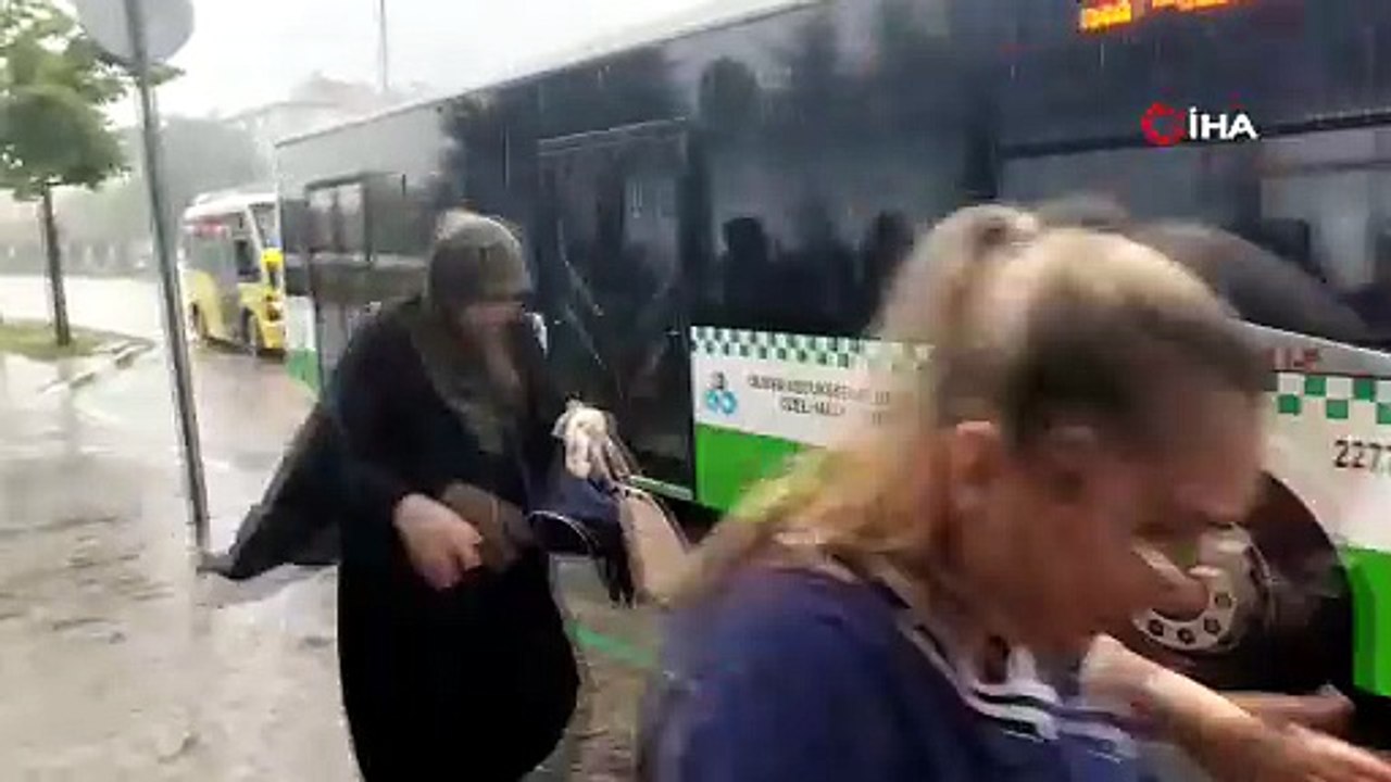 Bursa’da yollar göle döndü, vatandaşların zor anları kamerada