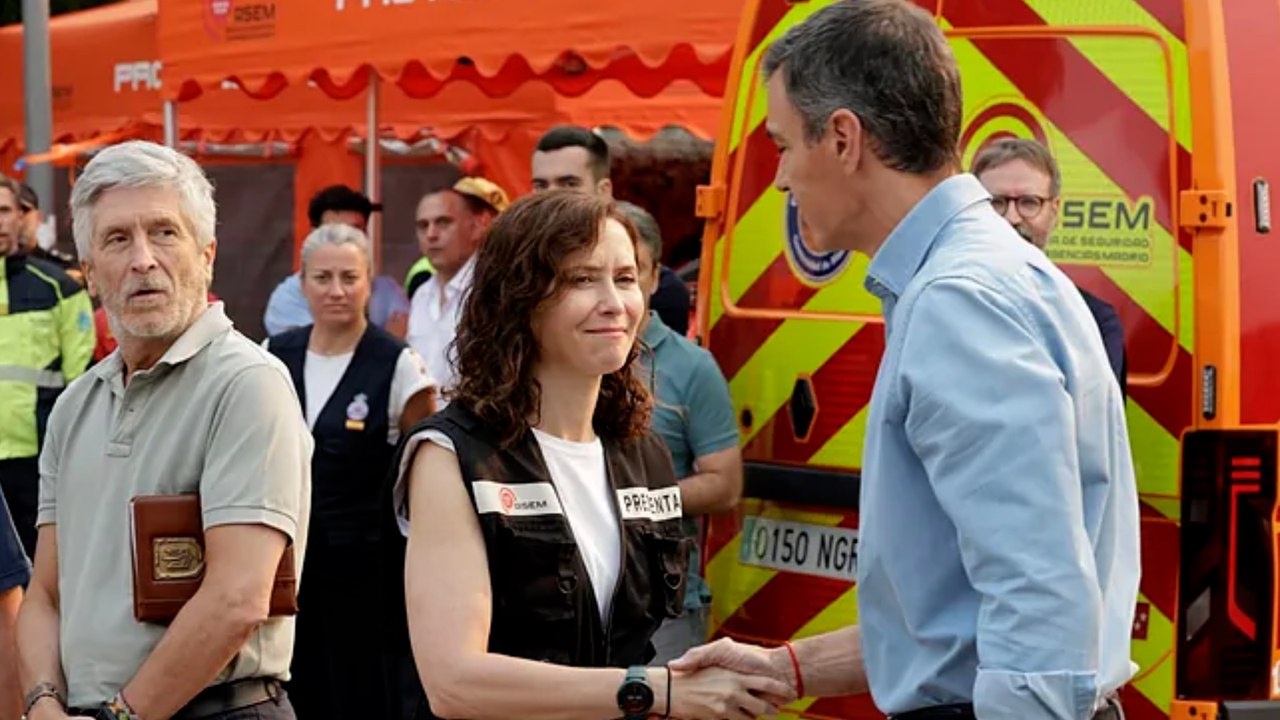 El Gobierno unifica la gestión de los incendios de Madrid y Ávila y anuncia ayuda de Portugal