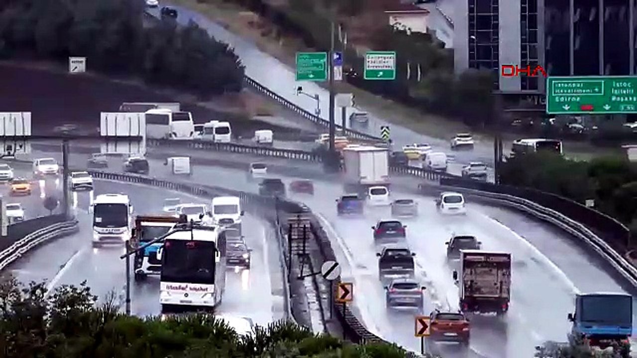 İstanbul'da sağanak yağış hayatı felç etti: Yollar göle döndü, alt geçitleri su bastı