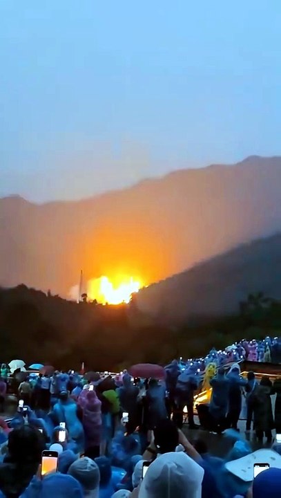Chinese Long March-3B 长征 Is Struck By Lightning As It Launches 🚀🌩️