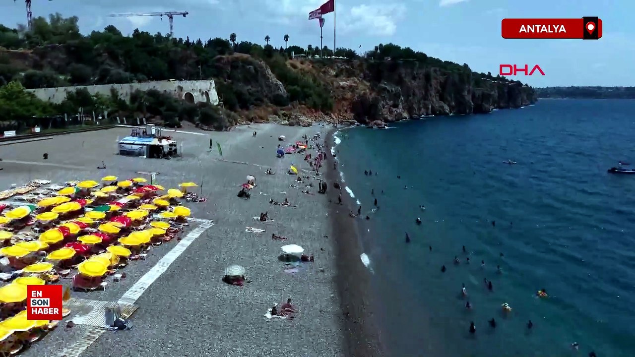 Antalya'da az bulutlu havada sahiller doldu