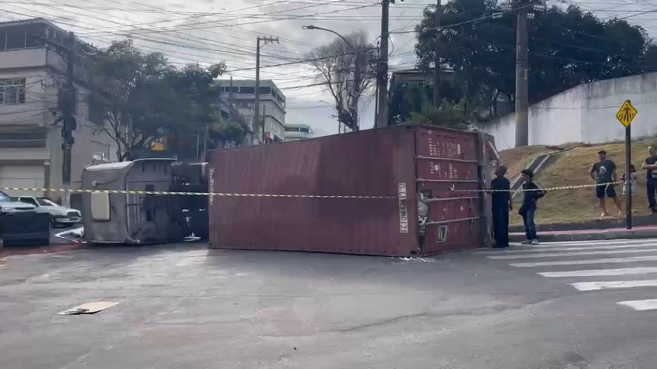 Caminhão tomba e atinge carros em Cariacica