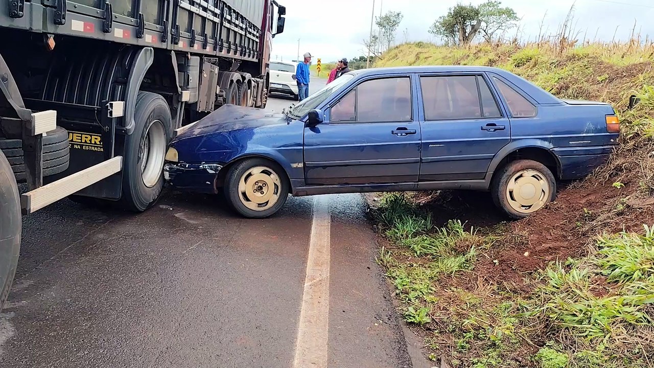 Santana roda na BR-163, é atingido por carreta e fica prensado em barranco em Cascavel