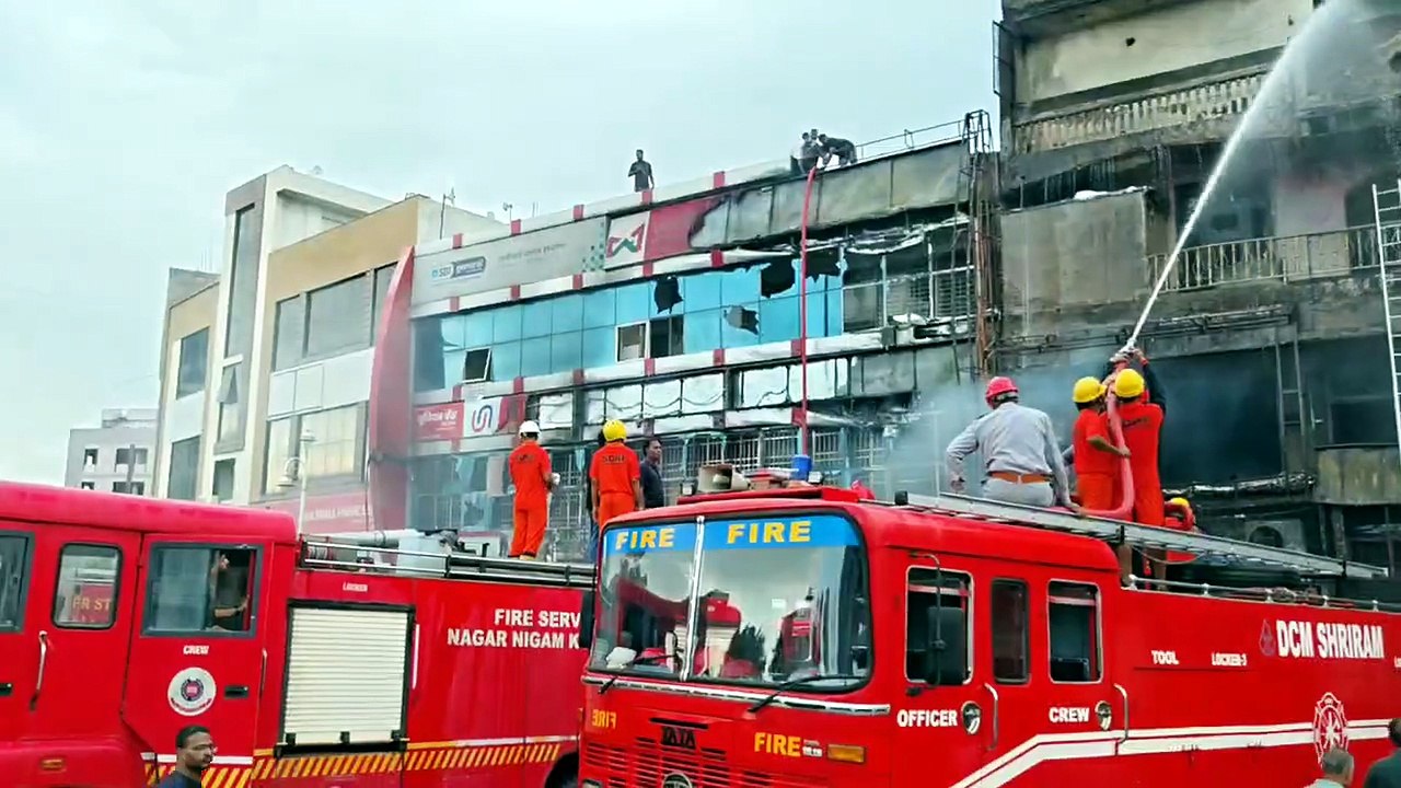 कोटा के एरोड्रम सर्किल पर जूते के 3 मंजिला शोरूम में भीषण आग