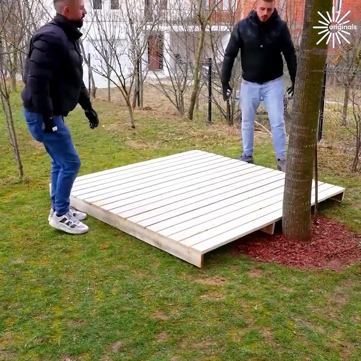 Upgrade your garden decor with only two reclaimed pallets!
