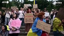Kiev, proteste per la rimozione del ministro della Difesa ucraino