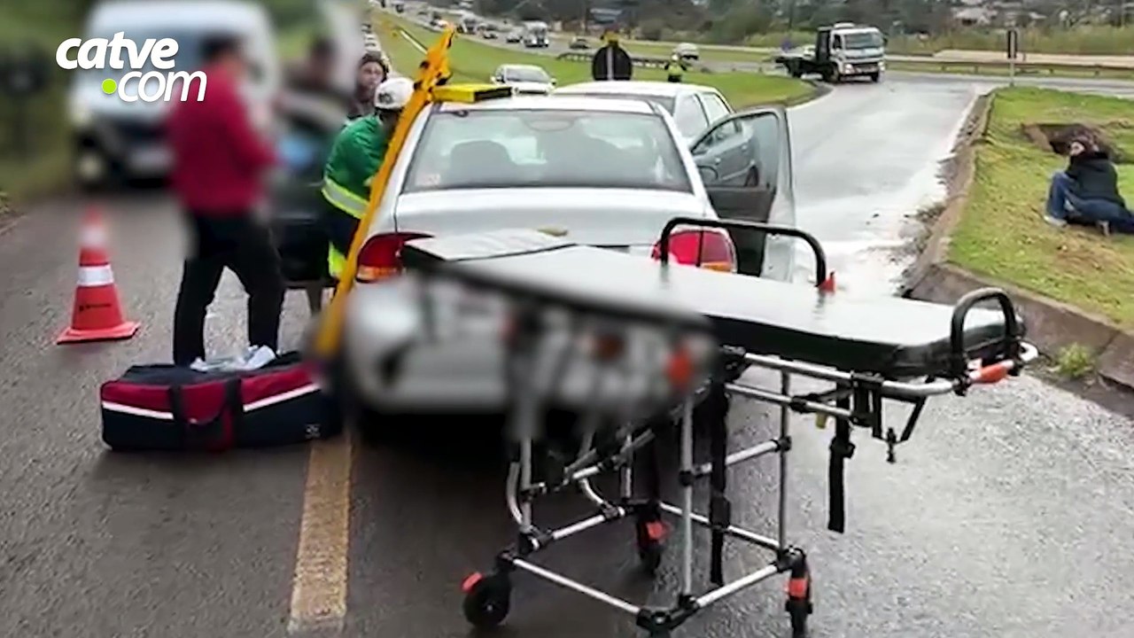 Mulher fica presa às ferragens após batida entre carros em Cascavel