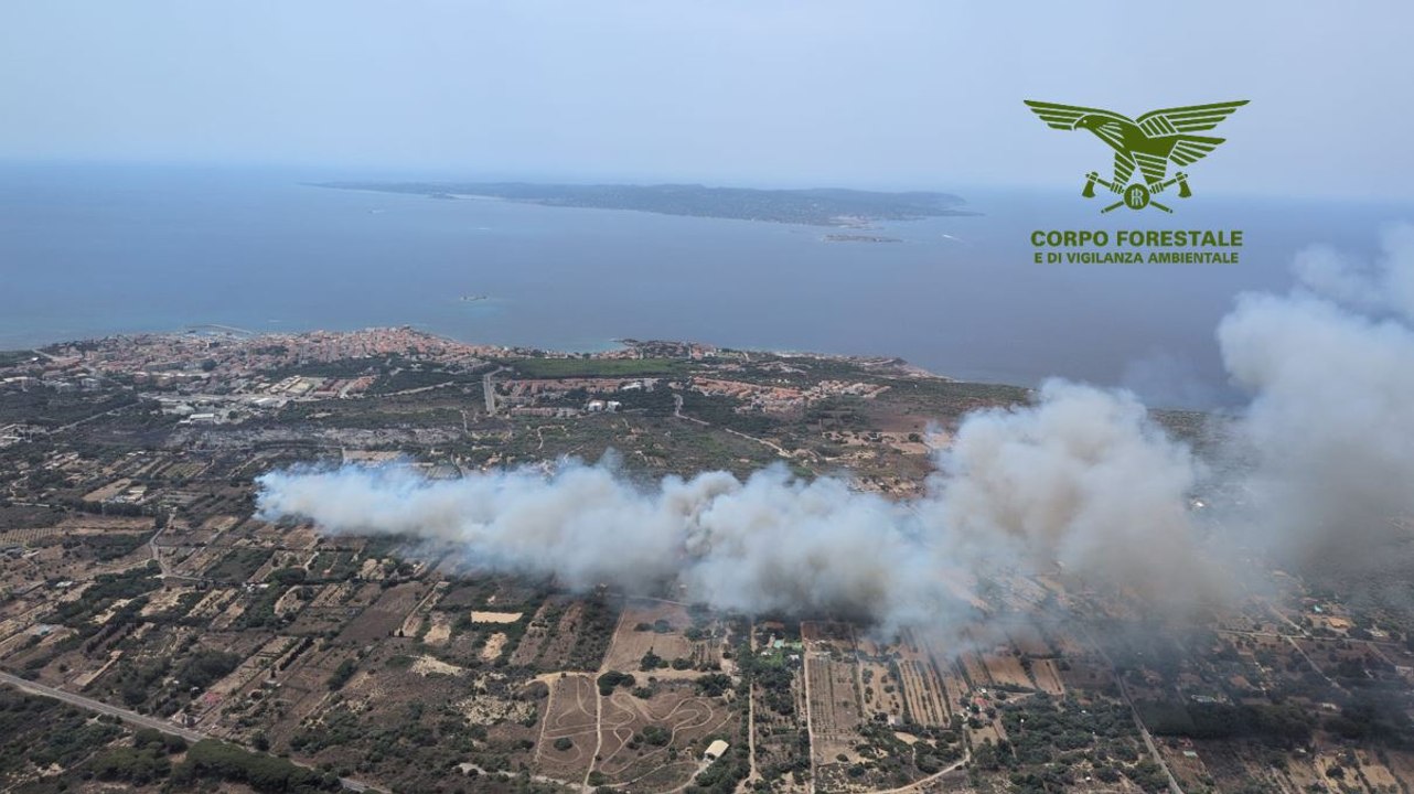 Grosso incendio nel Cagliaritano, scattano le prime evacuazioni: in volo tre elicotteri e un Canadair