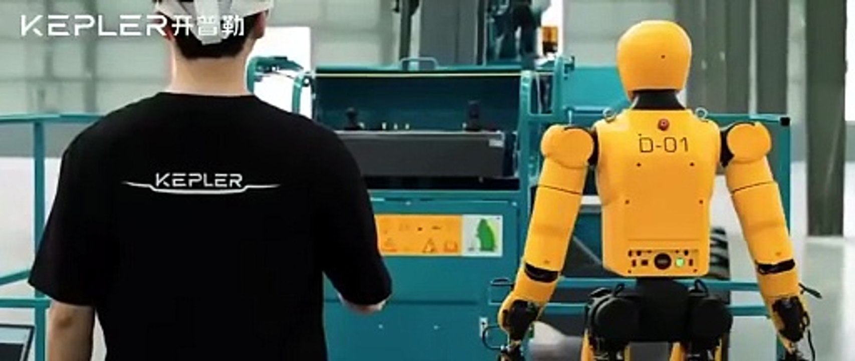 Robô humanoide Kepler K2 da China fazendo solda em altura controlado remotamente por VR.