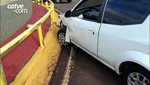 Falha mecânica faz carro atingir proteção de rotatória no Centro de Toledo
