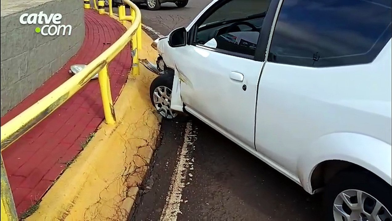 Falha mecânica faz carro atingir proteção de rotatória no Centro de Toledo