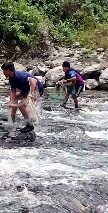 cast net fishing in Nepal |