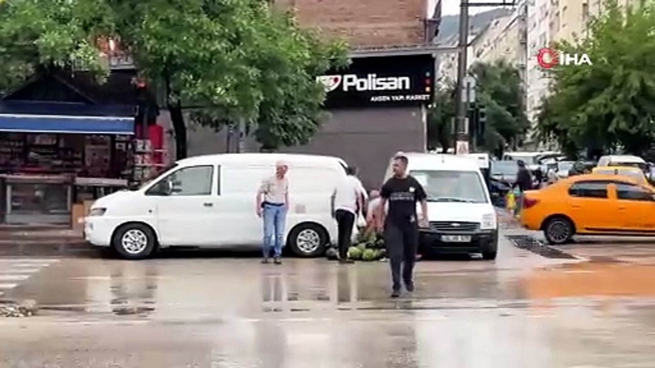 Yıldırım'da kamyonetin arka kapağı açılınca karpuzlar yola saçıldı