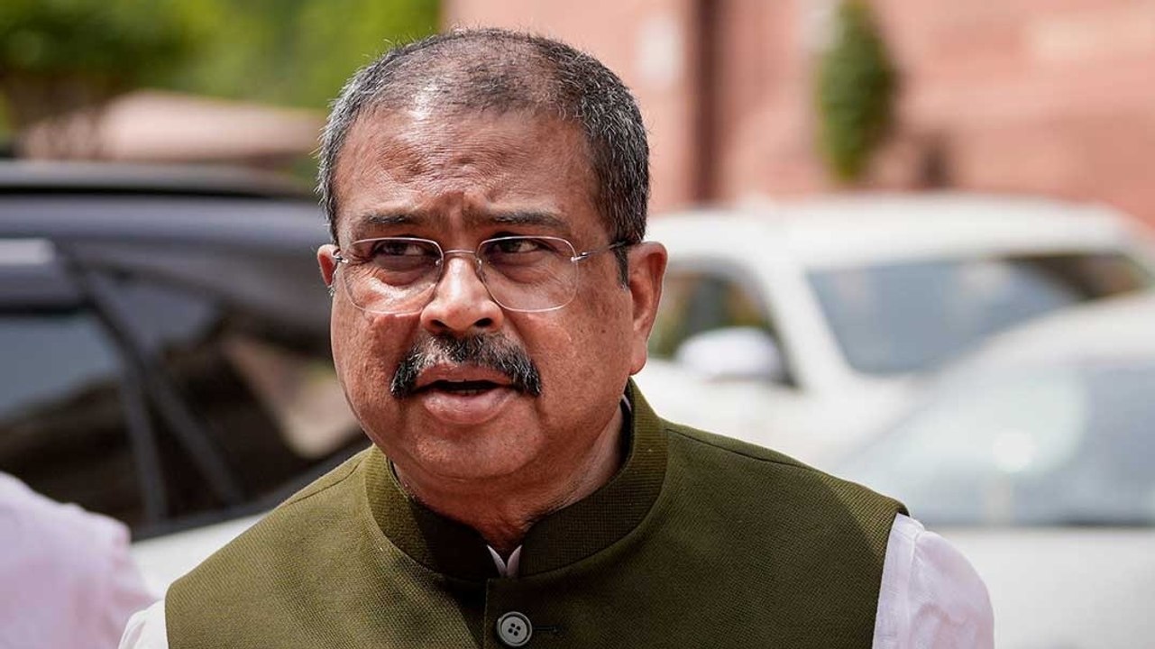 NEET विवाद में क्यों झुकी सरकार? छात्र नेता से केंद्रीय मंत्री बने Dharmendra Pradhan के इस्तीफे की पूरी कहानी!