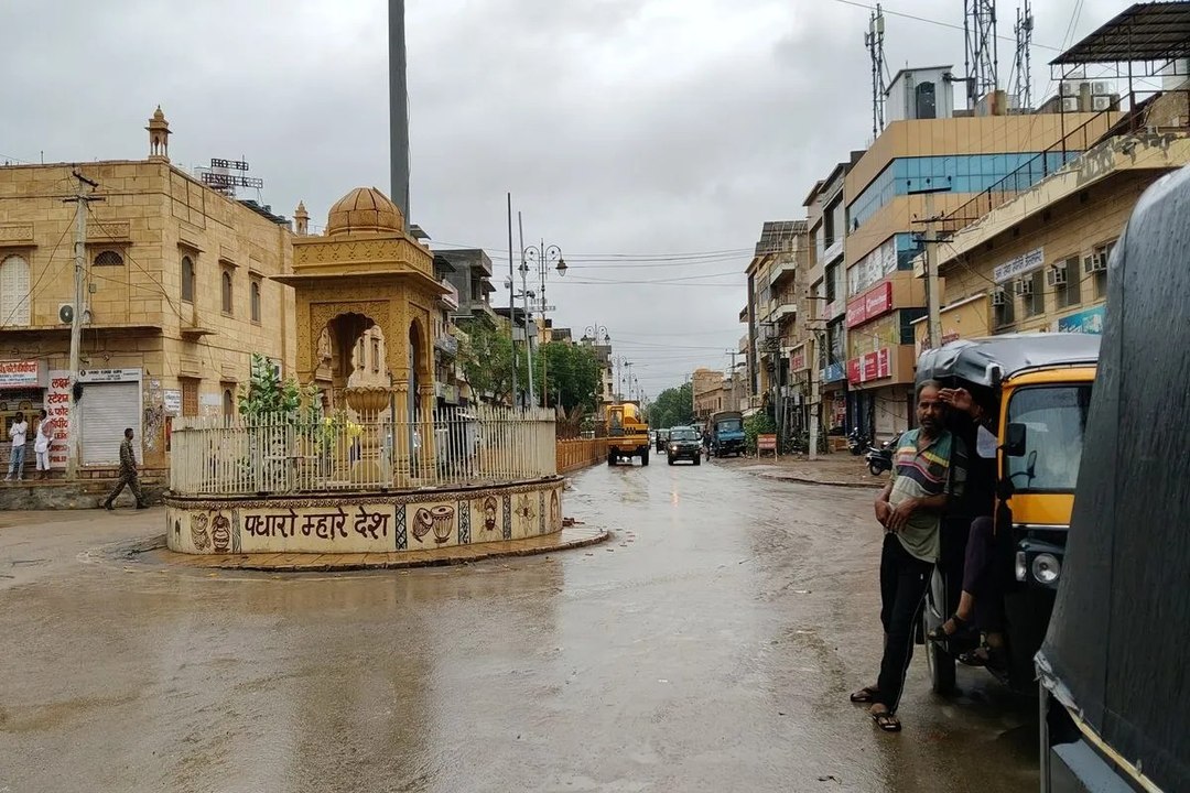 Jaisalmer: स्वर्णनगरी सहित ग्रामीणांचलों पर मेघ मेहरबान, झमाझम बारिश से खिल उठा जन-जीवन