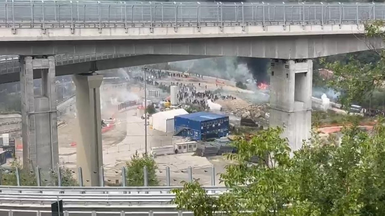 No Tav, scontri in Val di Susa: l'assalto al cantiere di Chiomonte Una camionetta dei Carabinieri è in fiamme