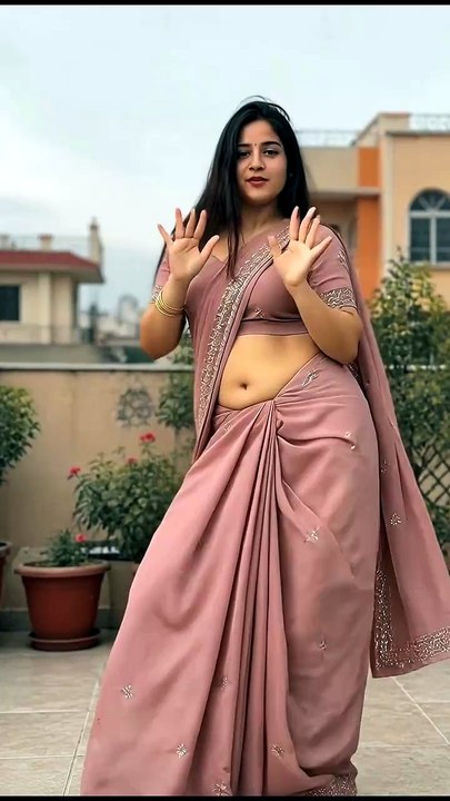Pink Saree Beauty's Viral Dance