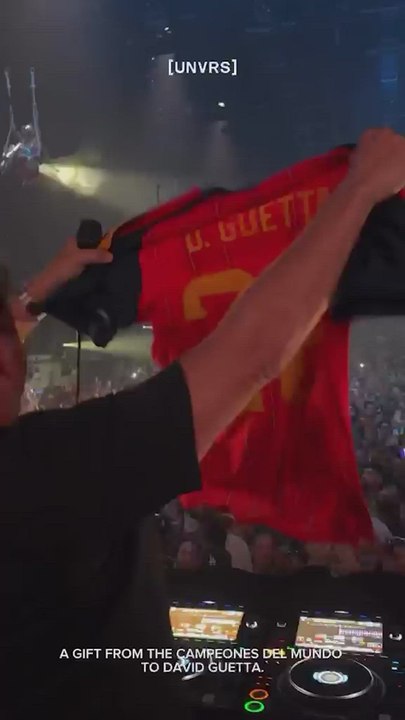Borja Iglesias le regala una camiseta de España a David Guetta en pleno concierto