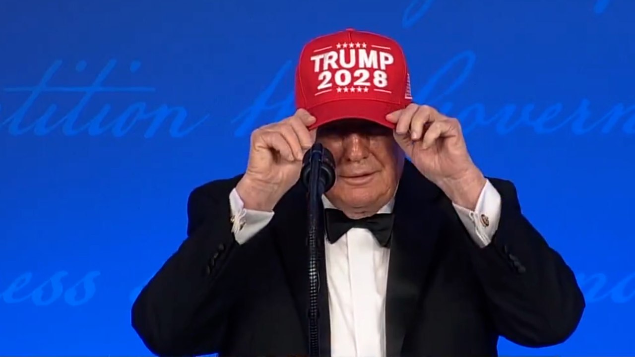 Trump provoca en la repetida Cena de Corresponsales: "Me postularé a un cuarto mandato"