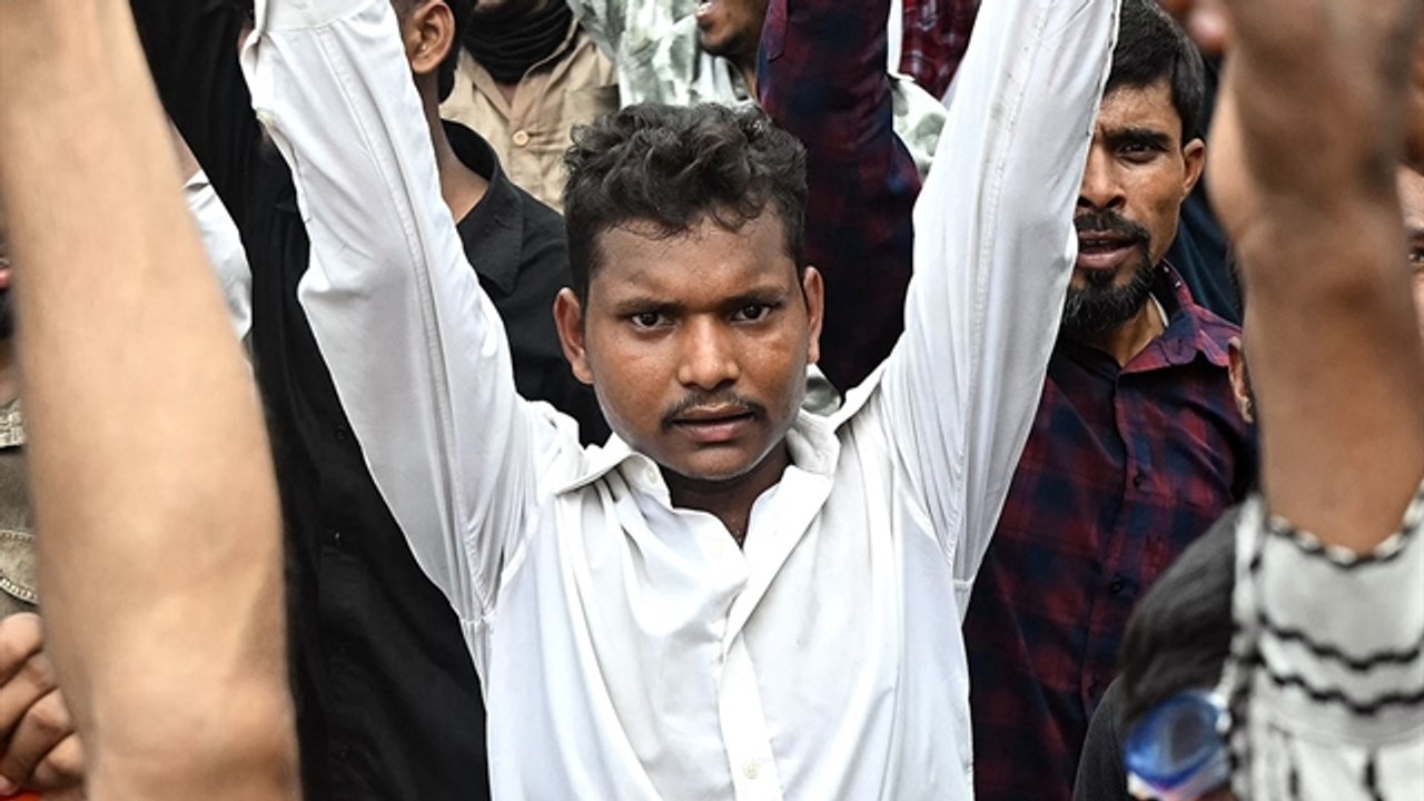 Protestors Celebrate as India's Education Minister Resigns