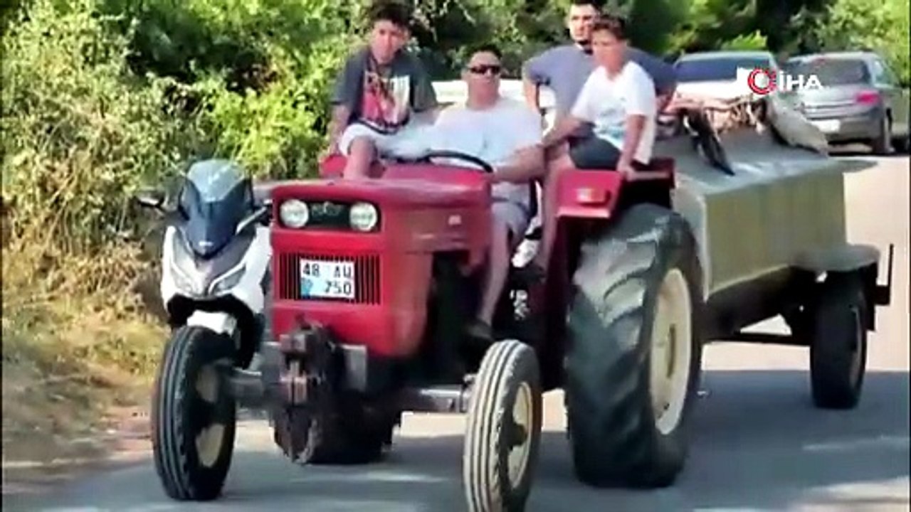 Traktörünü ve su tankerini alan yangına koştu