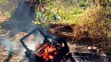 SOFÁ ANTIGO PEGA FOGO E LEVANTA SUSPEITA