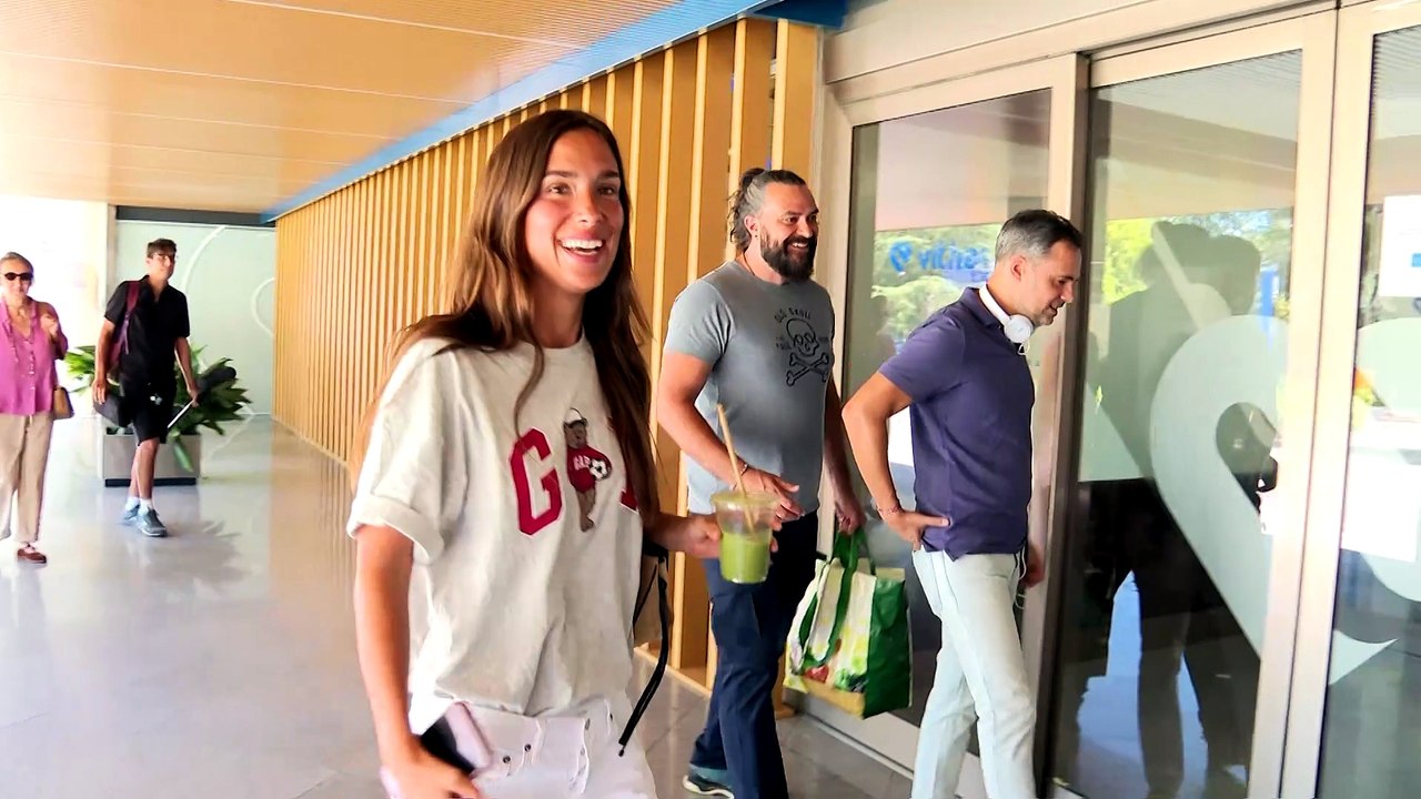Lucía Pombo y Álvaro López Huerta presentan a la pequeña Lola Belén tras recibir el alta