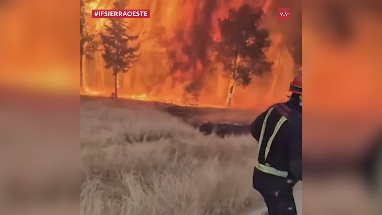 Las aterrradoras imágenes de los bomberos combatiendo el fuego en Madrid