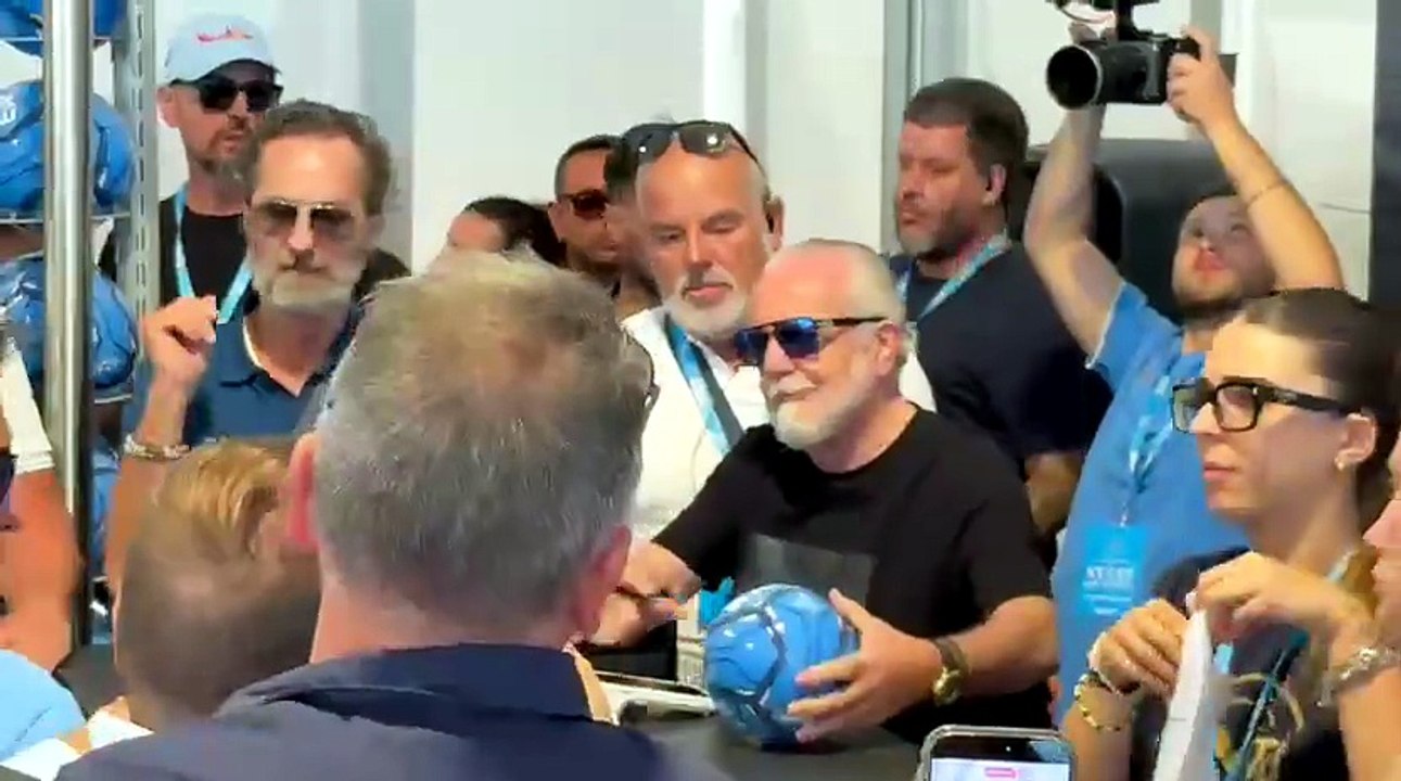 De Laurentiis accerchiato dai tifosi a Dimaro: altra sessione di autografi