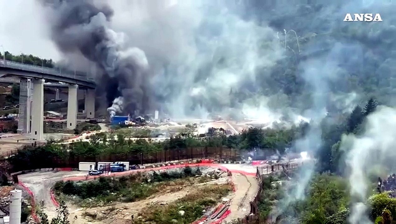 Assalto al cantiere di Chiomonte, in fiamme due camionette carabinieri