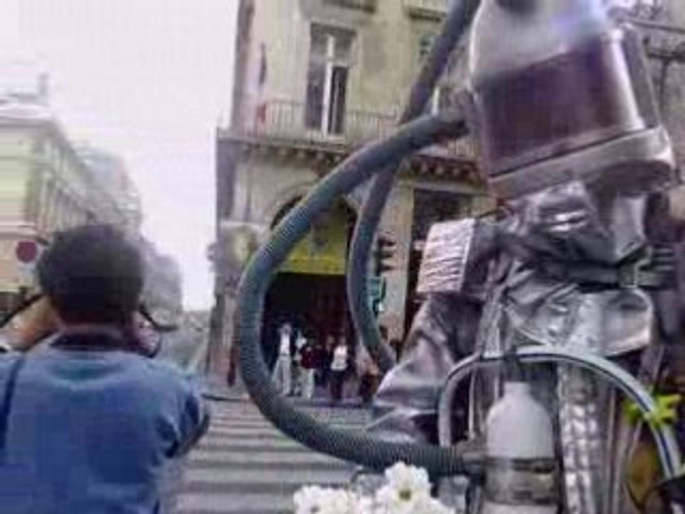 Performance artistique sur Segway - EARTHMAN est dans Paris