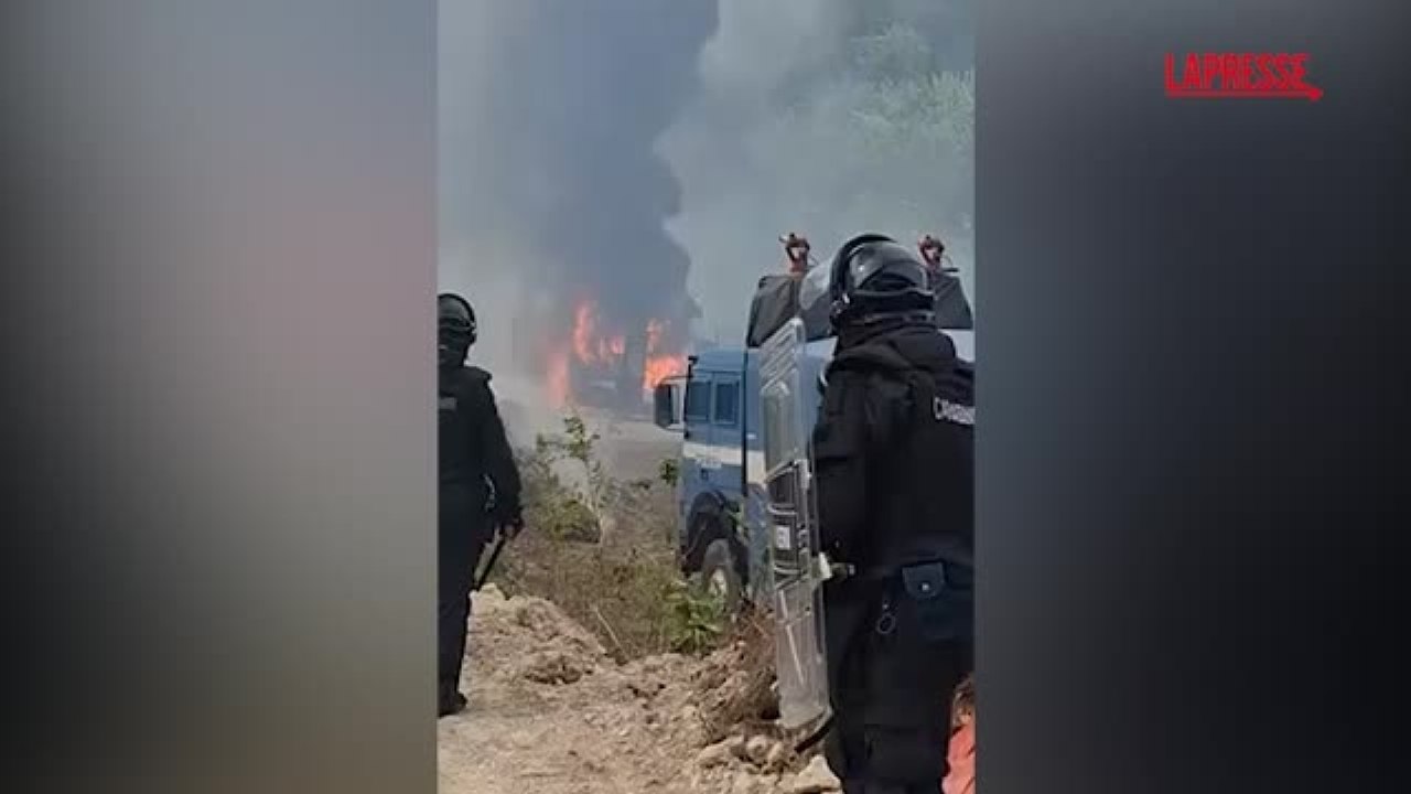 No Tav, disordini in Valsusa: fiamme nel cantiere di Chiomonte