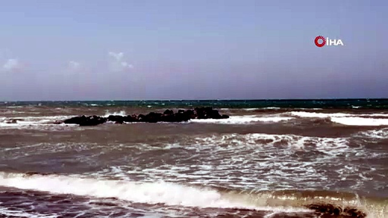 Hatay'da dev dalgalara rağmen denize girerek canını hiçe saydığı anlar kamerada