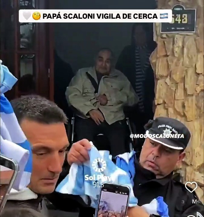 PAPÁ DE SCALONI MIRA COMO SU HIJO SE SACA FOTO Y FIRMA AUTÓGRAFOS