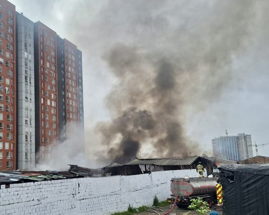Incendio en Bogotá: autoridades controlan la emergencia y no hay heridos