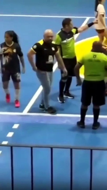 Jogadora é punida após chutar cabeça de adversária e agredir outra atleta em jogo de futsal