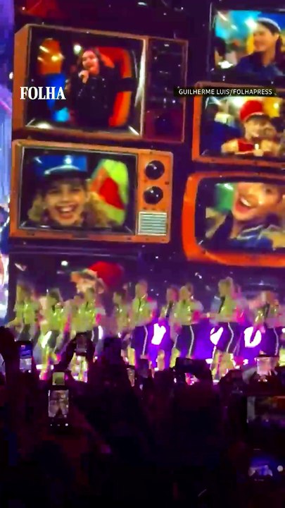 Xuxa leva Paquitas ao palco para dançar ‘Fada Madrinha’ em show em São Paulo