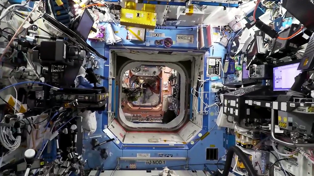Step_Inside_the_Station-4K-Clean