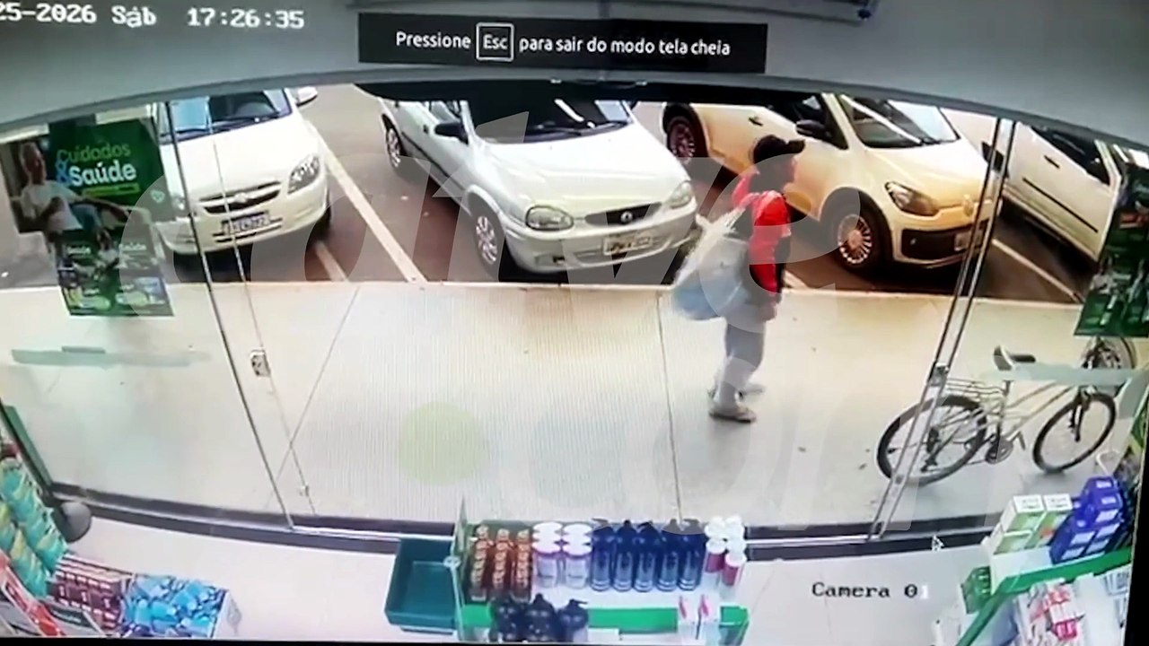 Câmera flagra homem furtando bicicleta em supermercado de Toledo
