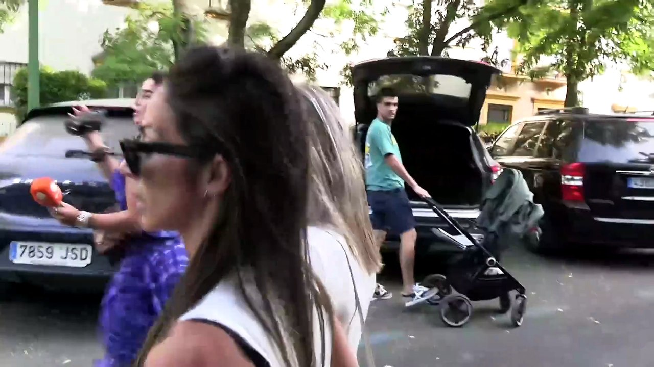 Lola García reaparece cabizbaja y refugiada bajo unas gafas de sol en pleno ingreso hospitalario de Kiko Rivera tras sufrir un ictus