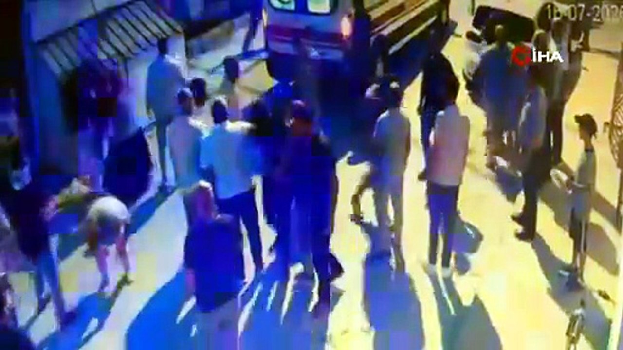 Satır, sopa ve taşlarla saldırdılar! Polislerin de yaralandığı kavga kameraya böyle yansıdı