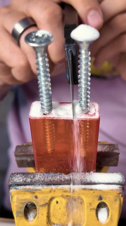 Fixing car cracks with oil and restoring leather coating! DIY lighter with Soda and Aluminium🔥