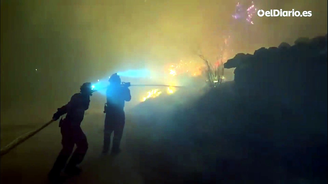 UME defiende La Adrada y Piedralaves por el avance del incendio forestal de Burgohondo (Ávila)