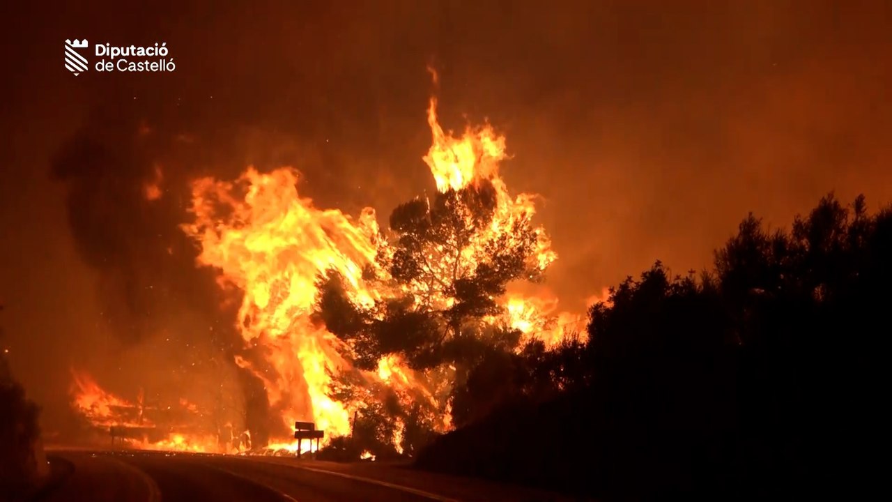 Un incendio fuera de control en Vall d'Uixò (Castellón) deja 16.000 desalojados en 15 municipios