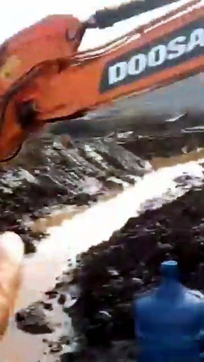 Kalimantan Coal Mine Field Report : Heavy Equipment and Muddy Road Conditions